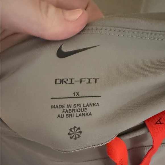 Nike Air Leggings with Red Details - Picture 2 of 6